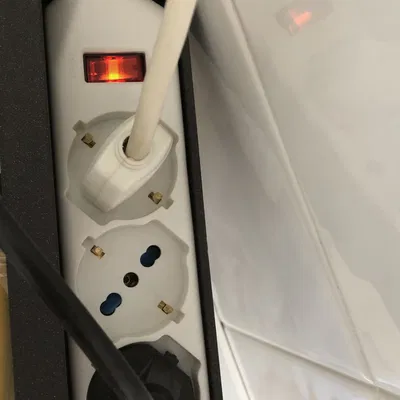 Mô-đun mở rộng nguồn điện IKEA KNAGGLIG cho không gian nhỏ