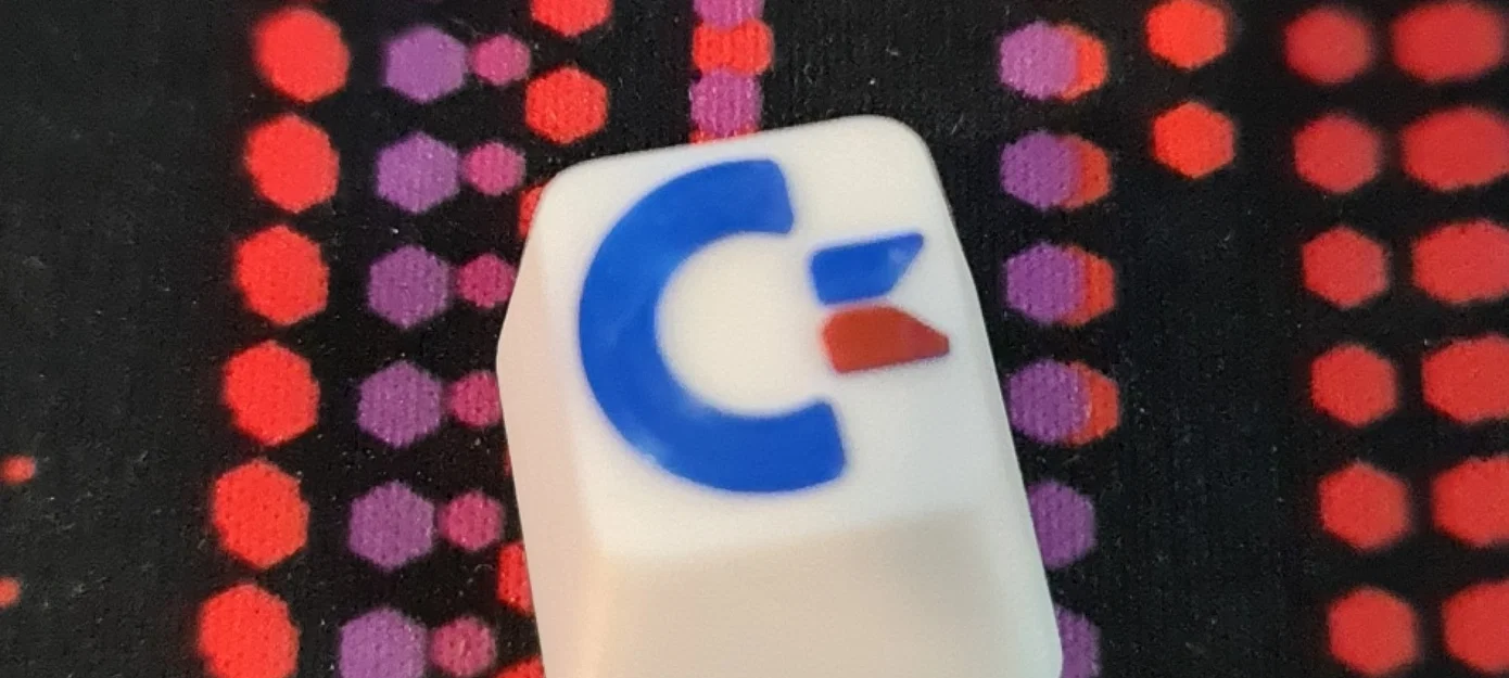 Nút bấm Commodore in màu Trắng, Xanh và Đỏ - Image 1