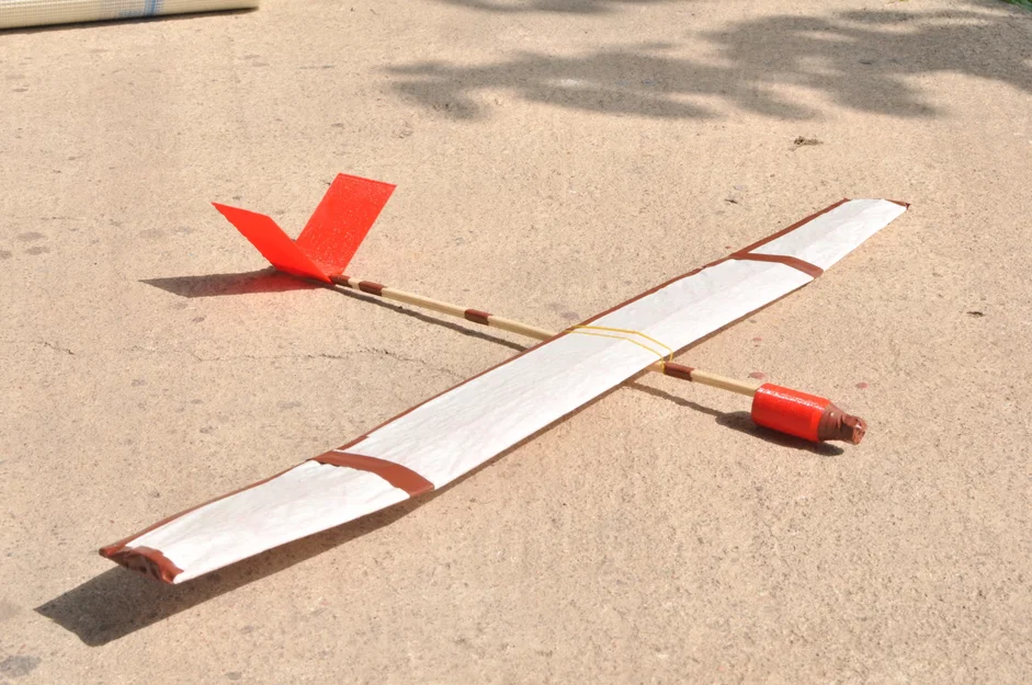 Glider V-5: Máy bay giấy bay tay với cánh bọc giấy - Image 1