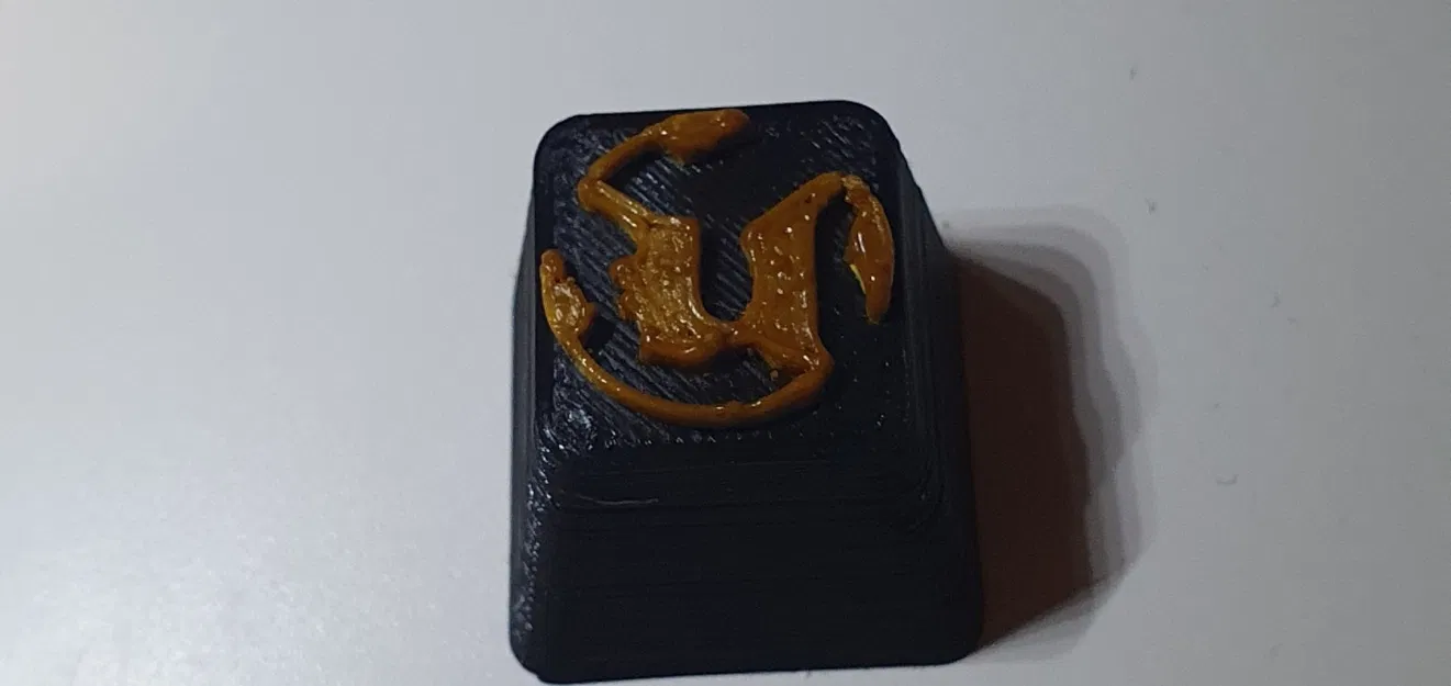 Mô hình keycap Unreal Tournament màu đen và vàng - Image 1