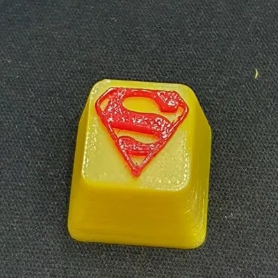 Móc khóa bàn phím Superman in màu vàng và đỏ