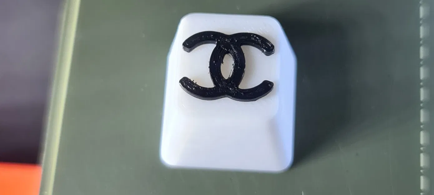 Núm phím Chanel in màu trắng và đen - Image 1