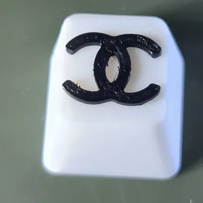 Núm phím Chanel in màu trắng và đen