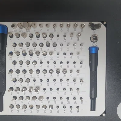 Bảng điều khiển iFixit Manta với nhãn bit tương phản cao