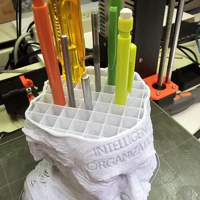 Giá đỡ bút phong cách Albert Einstein thông minh