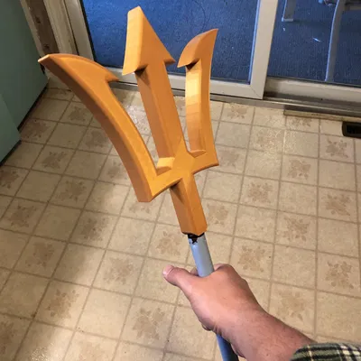 Đinh ba gắn trên chổi cho trang phục Poseidon