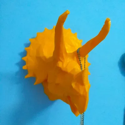 Triceratops tường thấp poly 50% kích thước với lỗ treo