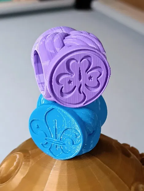 Vòng khăn cổ Wagggs Scout với biểu tượng fleur-de-lis và trefoil - Image 2