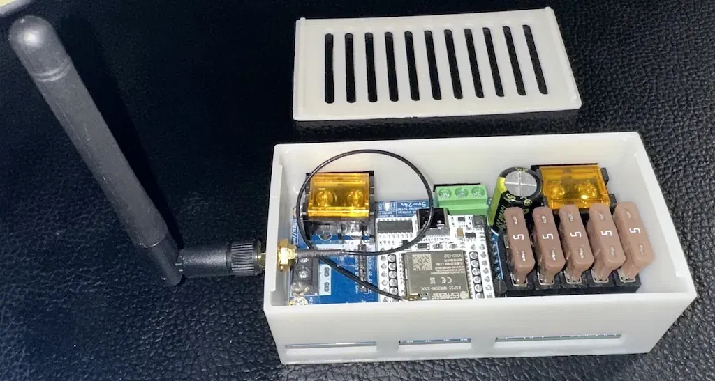 Hộp DigQuad 3 cho ăng-ten bên ngoài - Image 1