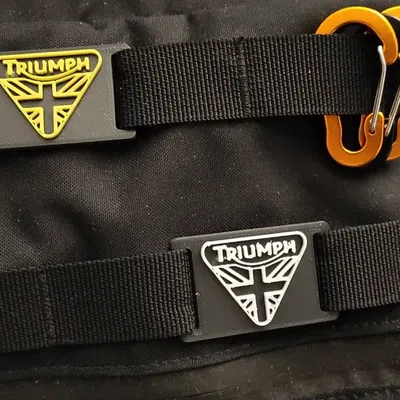 Thẻ molle với logo Triumph