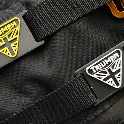 Thẻ molle với logo Triumph