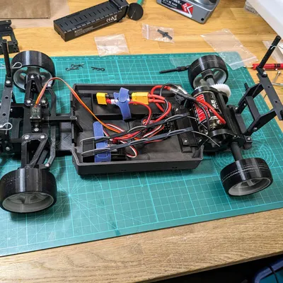 Khung RC điều chỉnh 1:10 với thanh gia cố phía trước