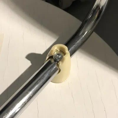 Thay thế giá đỡ chân ghế đẩu bị hỏng