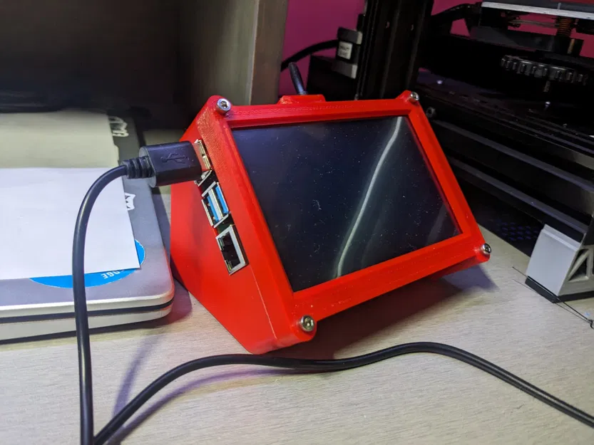 Vỏ Raspberry Pi 4b với màn hình cảm ứng 5 inch đặt trên bàn - Image 1