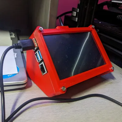 Vỏ Raspberry Pi 4b với màn hình cảm ứng 5 inch đặt trên bàn