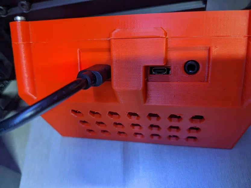 Vỏ Raspberry Pi 4b với màn hình cảm ứng 5 inch đặt trên bàn - Image 2