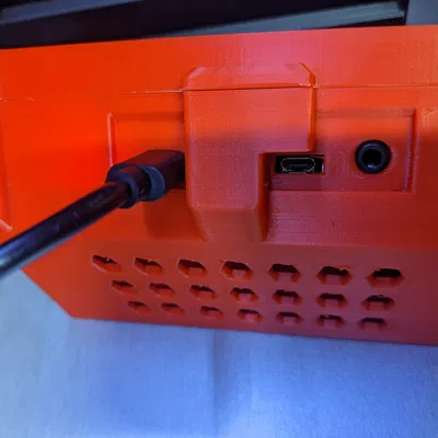 Vỏ Raspberry Pi 4b với màn hình cảm ứng 5 inch đặt trên bàn