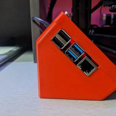 Vỏ Raspberry Pi 4b với màn hình cảm ứng 5 inch đặt trên bàn