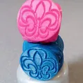 Vòng khăn quàng cổ VCP Wagggs với biểu tượng fleur de lis và tre... - Thumbnail 2