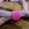 Vòng khăn quàng cổ VCP Wagggs với biểu tượng fleur de lis và tre... - Thumbnail 5