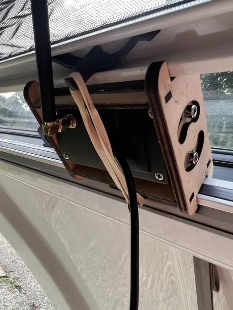 Kẹp cửa sổ Happier Camper HC1 cho camera dự phòng - Image 1