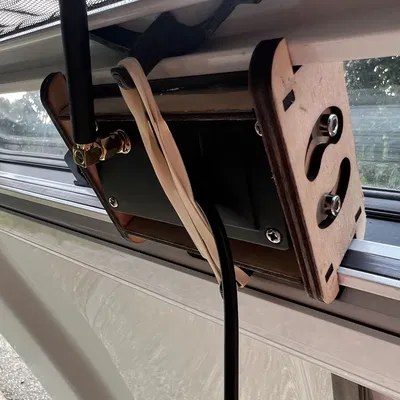 Kẹp cửa sổ Happier Camper HC1 cho camera dự phòng