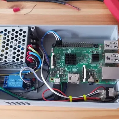 Hộp OctoPi với nguồn điện 5V và relay cho Raspberry Pi