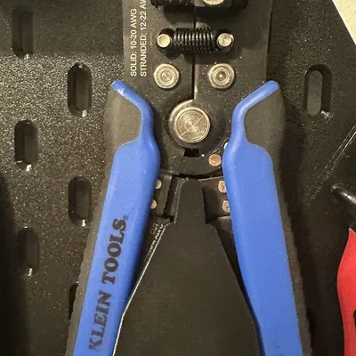 Giá đỡ kẹp dây Klein Tools cho bảng Skadis