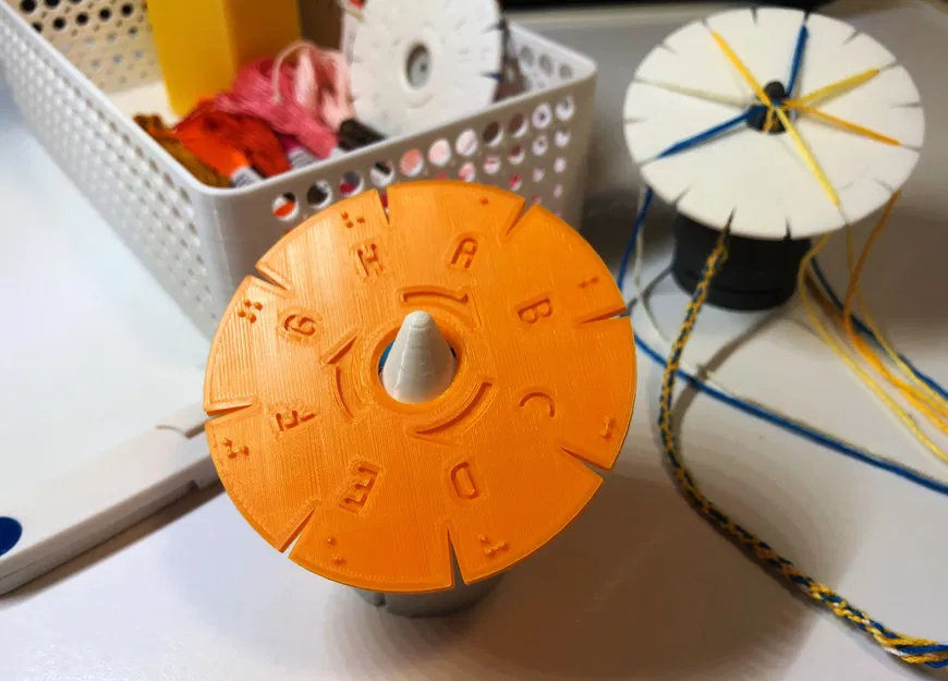 Máy làm vòng tay tình bạn không rào cản với chữ nổi Braille (... - Image 1