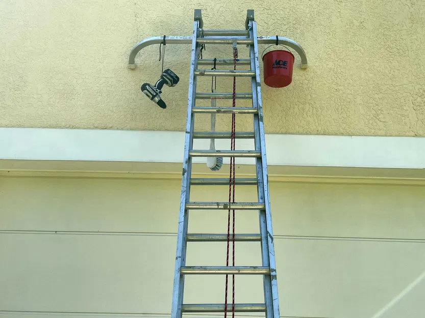 Móc treo tiện ích cho bậc thang và thanh ổn định - Image 1