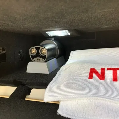 Giá đỡ cho bộ chuyển đổi J1772 của Tesla