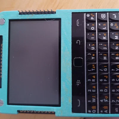 Vỏ Beepy mỏng với khe cắm GPIO ở mặt trước