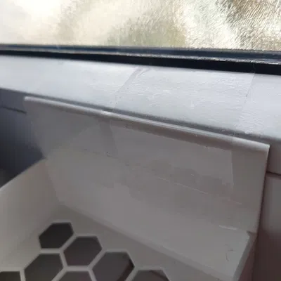 Giá đỡ nhỏ gắn cửa sổ cho phòng tắm