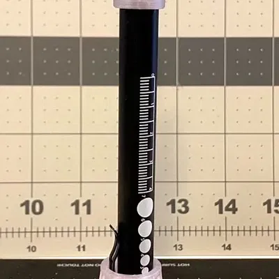 Giá đỡ kính tiếp xúc scleral sử dụng đèn pin