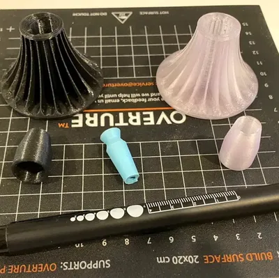 Giá đỡ kính tiếp xúc scleral sử dụng đèn pin