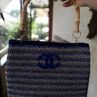 Logo thương hiệu Chanel nổi bật trong thời trang nữ