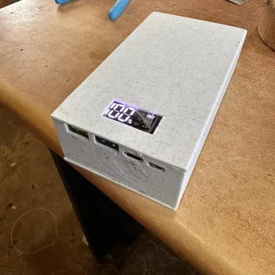 Hộp pin dự phòng với một pin mỏng và bốn pin 18650