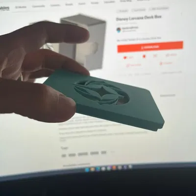 Hộp bài Lorcana Disney với thiết kế đơn giản và tiện lợi