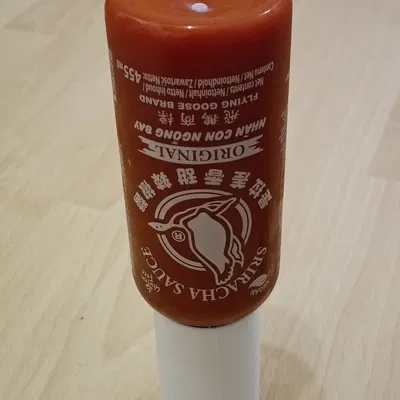 Giá đỡ chai Sriracha kiểu ngược cho bếp nhà bạn