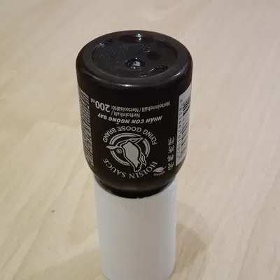 Giá đỡ chai Sriracha kiểu ngược cho bếp nhà bạn