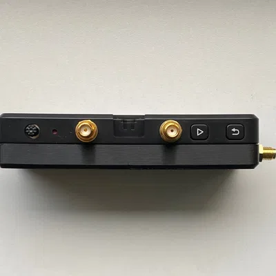 Bìa trước Walksnail VRX với cổng SMA hai bên