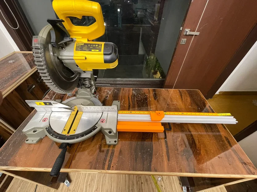 Giá đỡ cưa miter với thước đo và khối dừng - Image 1