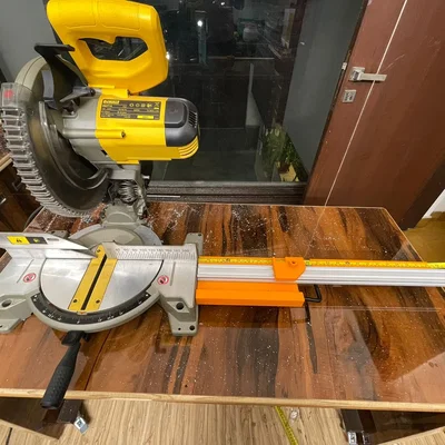 Giá đỡ cưa miter với thước đo và khối dừng