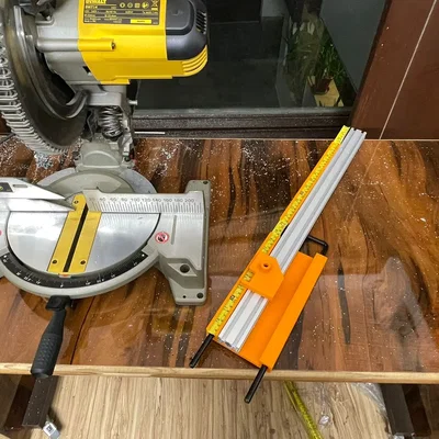 Giá đỡ cưa miter với thước đo và khối dừng