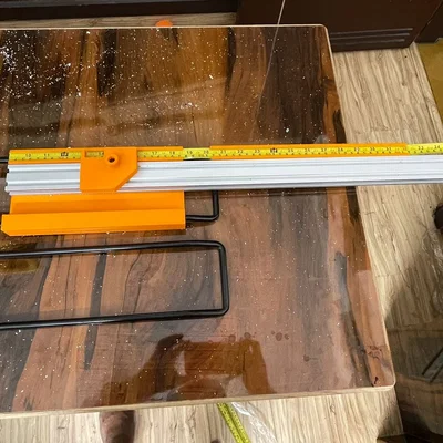 Giá đỡ cưa miter với thước đo và khối dừng