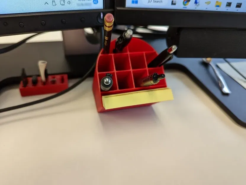 Cốc đựng bút nghiêng đặt dưới màn hình máy tính - Image 1