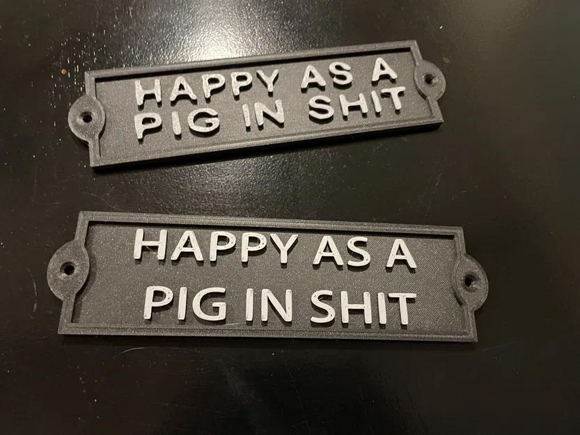 Biển hiệu "HAPPY AS A PIG IN SHIT" cho bàn làm việc - Image 1
