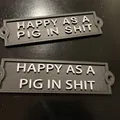 Biển hiệu "HAPPY AS A PIG IN SHIT" cho bàn làm việc - Thumbnail 1