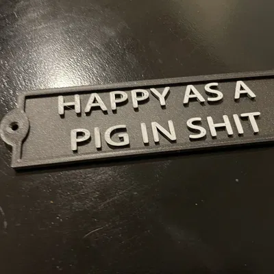 Biển hiệu "HAPPY AS A PIG IN SHIT" cho bàn làm việc