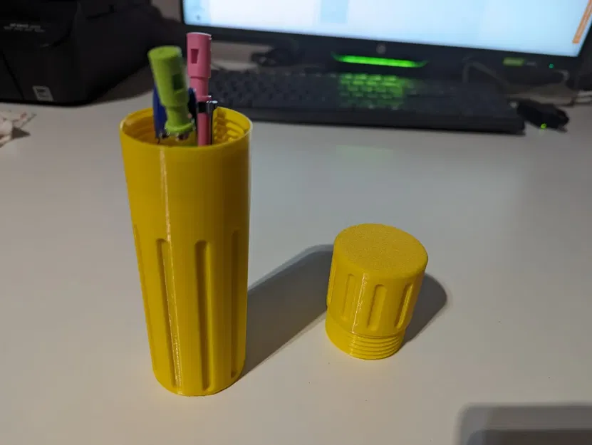 Bút chì đựng tiện lợi với thiết kế chống nước - Image 1